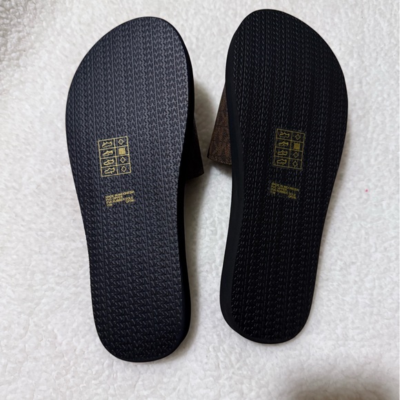 NWT Michael Kors Brown Wade Slides - Picture 2 of 3